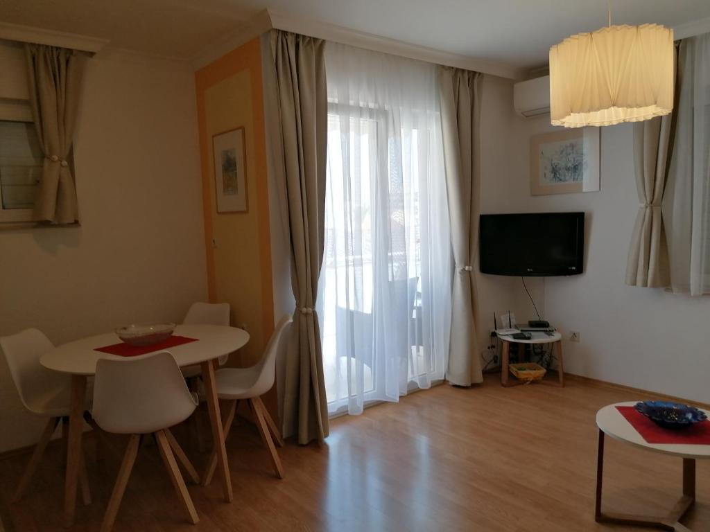Televízia a/alebo spoločenská miestnosť v ubytovaní Apartman SARA GALILEO BLIZU PLAZE