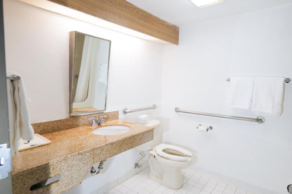 Days Inn by Wyndham Flint/Bishop International Airport - Queen Room - Mobiliteitstoegang/niet -roken