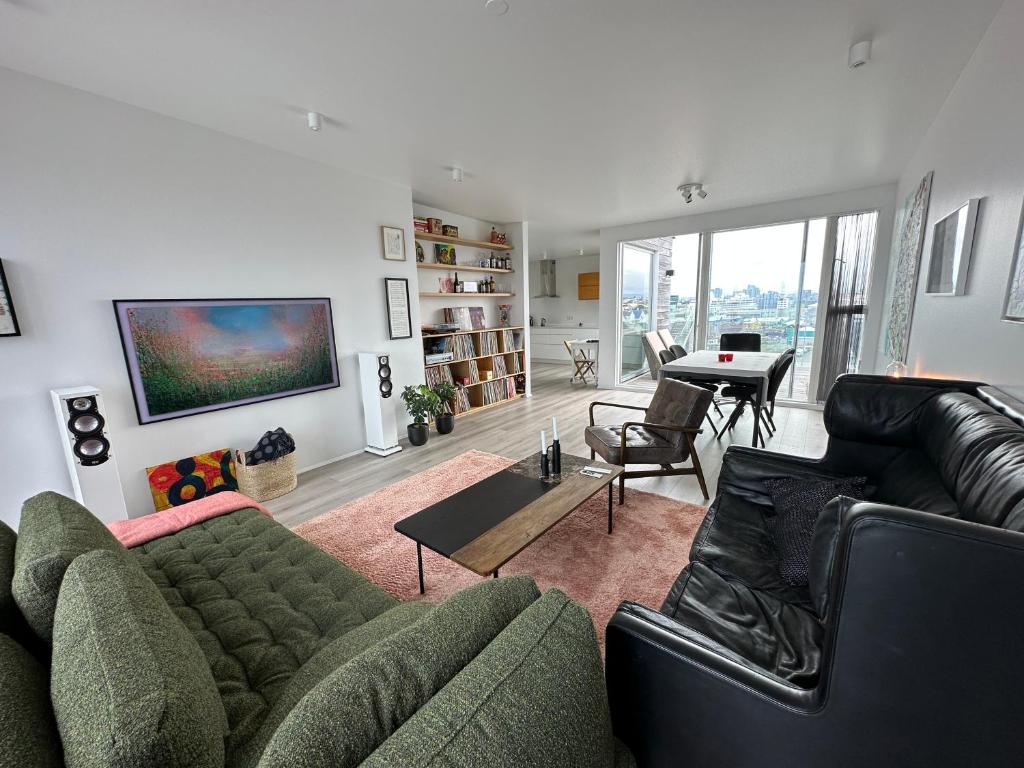 sala de estar con sofá y mesa en Luxury apartment Mýrargata - Birta Rentals, en Reikiavik
