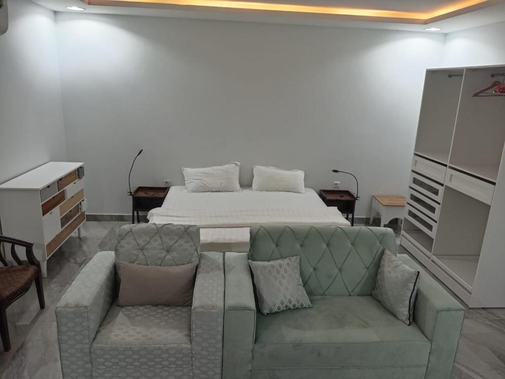 ein Wohnzimmer mit einem Sofa und einem Bett in der Unterkunft هدي هوم 2 in Buraida
