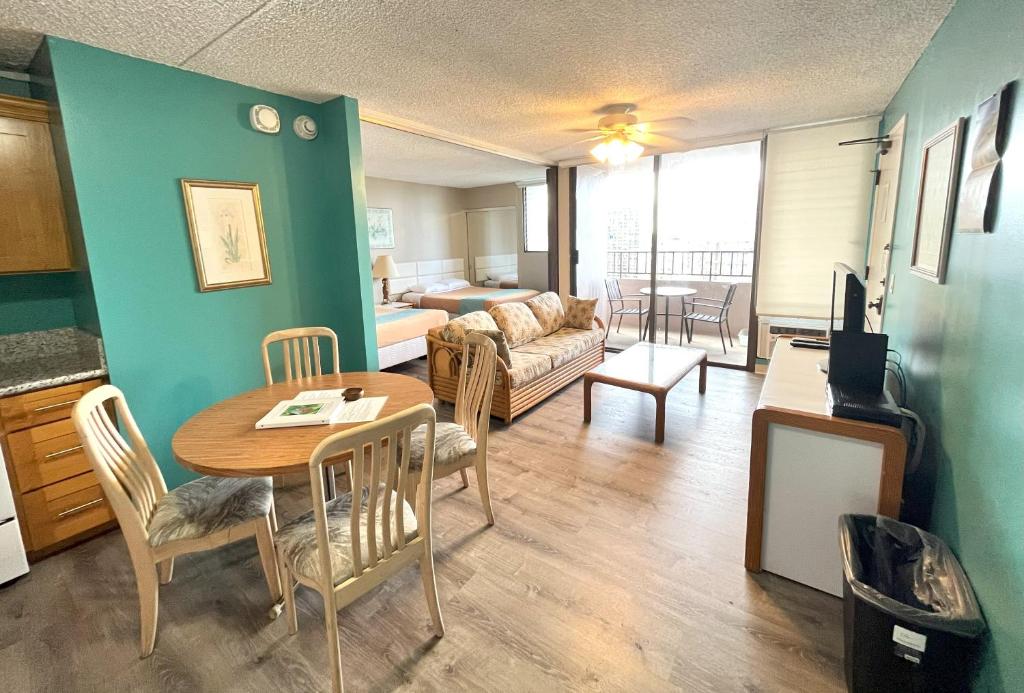 ホノルルにあるRoyal Kuhio 1704 - Spacious Studio with Stunning Mountain Views in the Heart of Waikiki!のテーブルとソファのあるリビングルーム