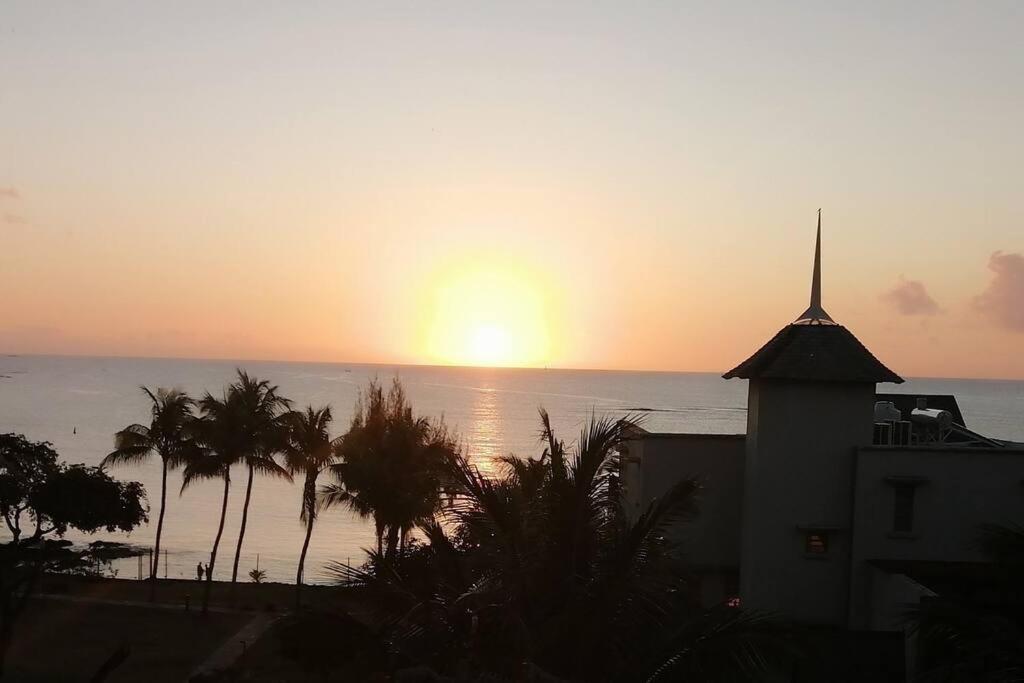 龐普勒穆斯的住宿－Sunset View La Cote D 'Azure，大海上的日落,教堂和棕榈树