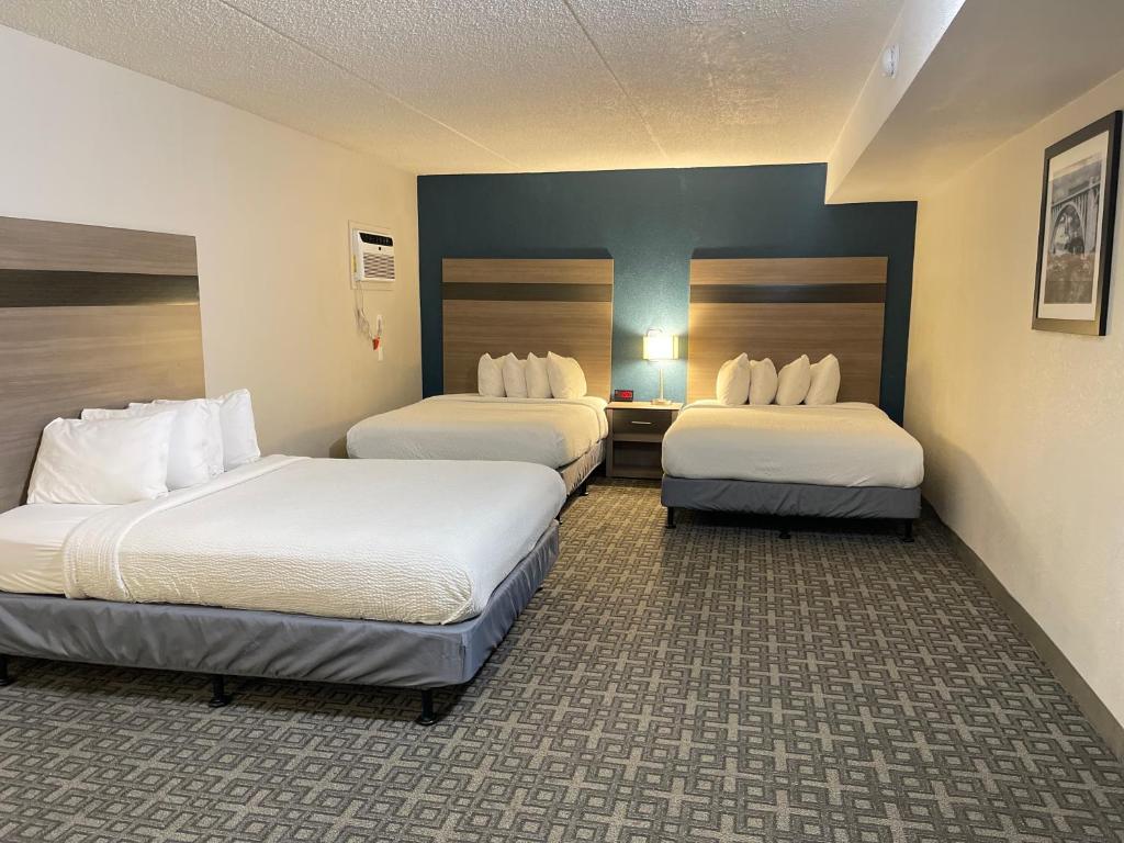 Postel nebo postele na pokoji v ubytování Days Inn & Suites by Wyndham Spokane