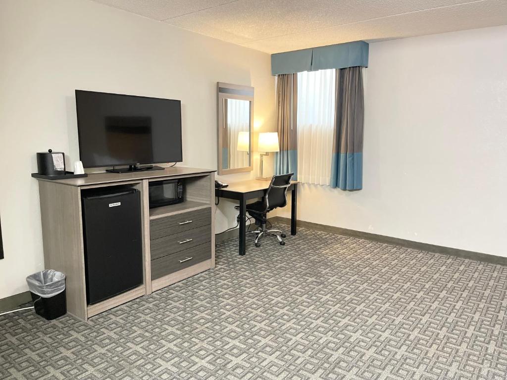 Kuchyň nebo kuchyňský kout v ubytování Days Inn & Suites by Wyndham Spokane