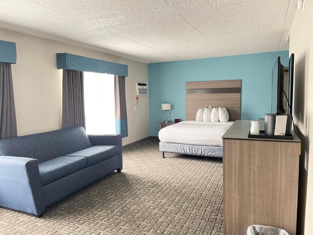 Postel nebo postele na pokoji v ubytování Days Inn & Suites by Wyndham Spokane