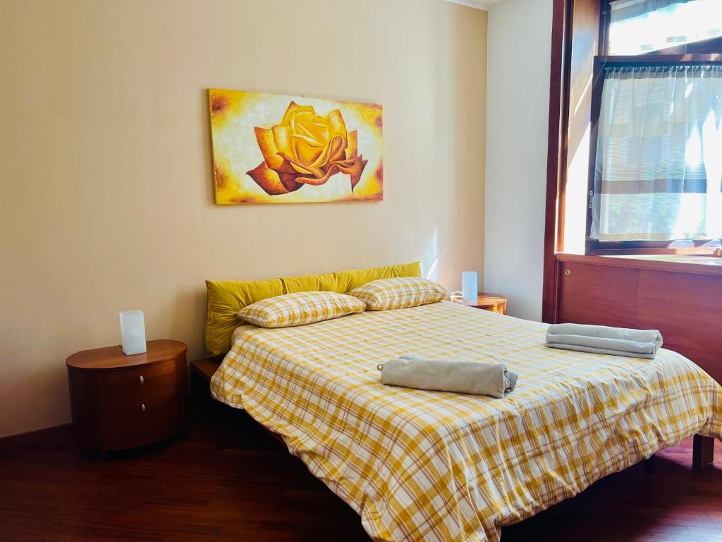 1 dormitorio con 1 cama con 2 almohadas en Your Friend in Rome, en Roma
