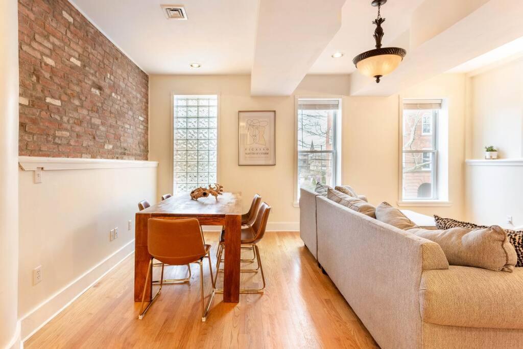 Apartment The Brick House Wooster Sq Yale Skyline Deck WD, New Haven