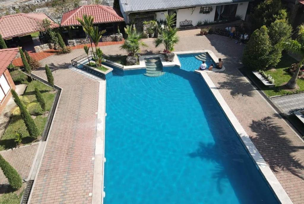an overhead view of a large blue swimming pool at La Quinta de Andrés in San Isidro
