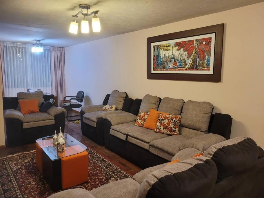 un soggiorno con un divano e due divani di Amplio y lindo departamento. ad Arequipa