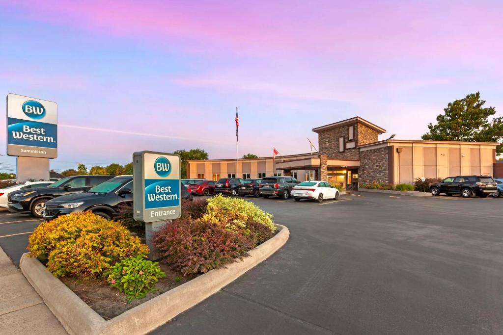 un cartel en un estacionamiento frente a un hotel en Best Western Summit Inn, en Niagara Falls