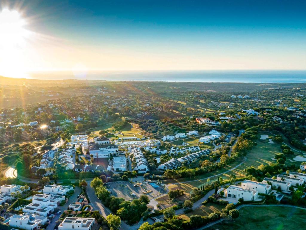 una vista aérea de una ciudad con condominios en SO/ Sotogrande Spa & Golf Resort Hotel en Sotogrande