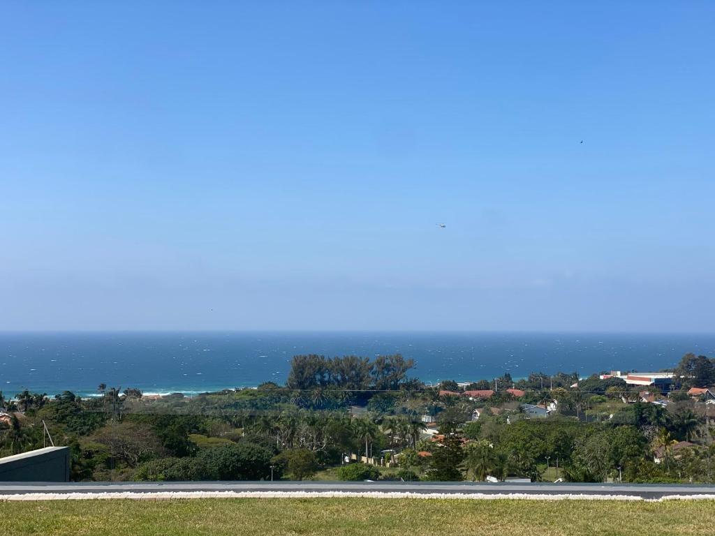 een uitzicht op de oceaan vanaf een weg bij Seaview Sanctuary in Durban