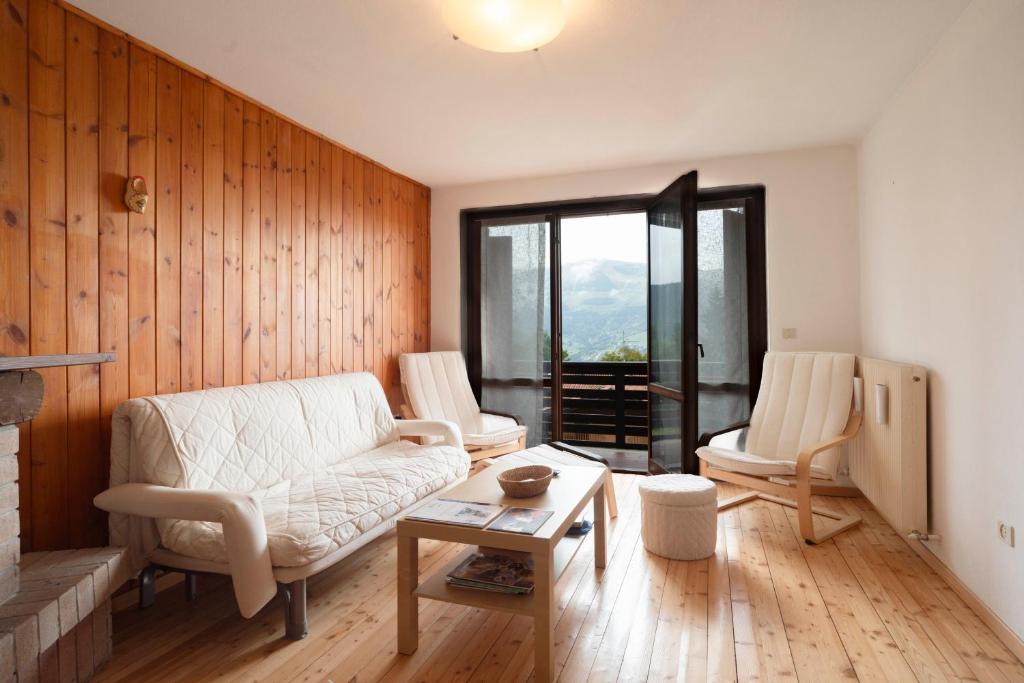 a living room with a couch and two chairs at Casa Polsa, 280 m Piste in Prada