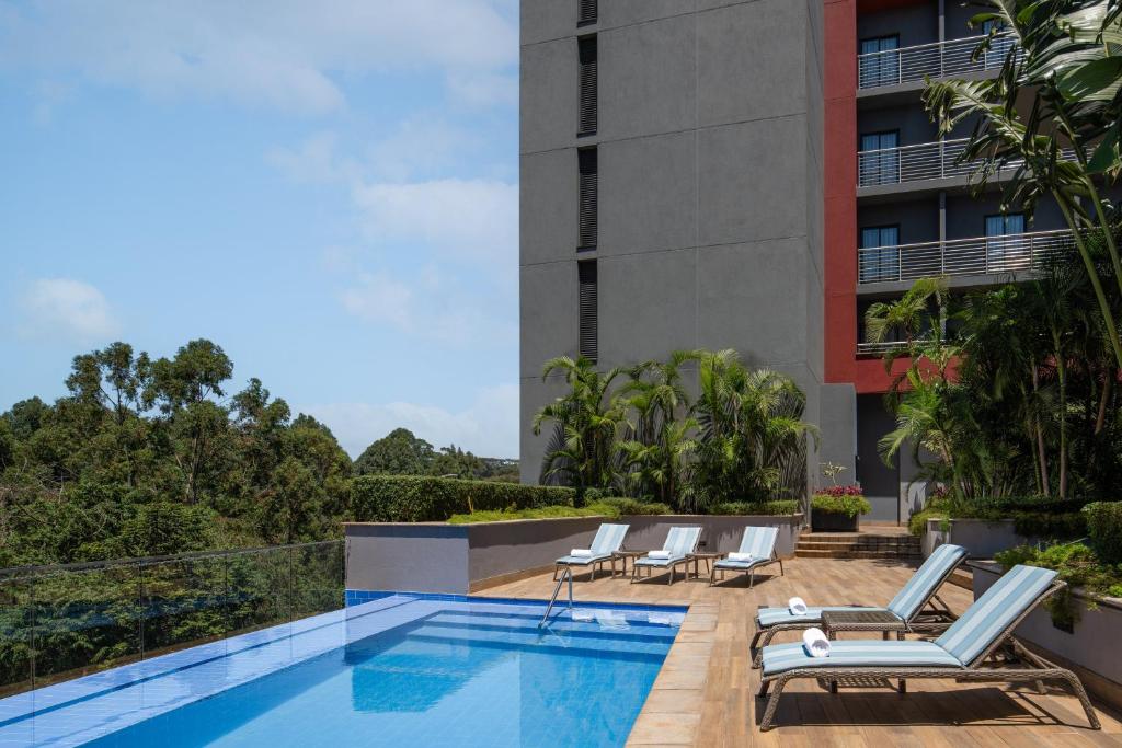 Bazén v ubytování Holiday Inn - Nairobi Two Rivers Mall by IHG nebo v jeho okolí