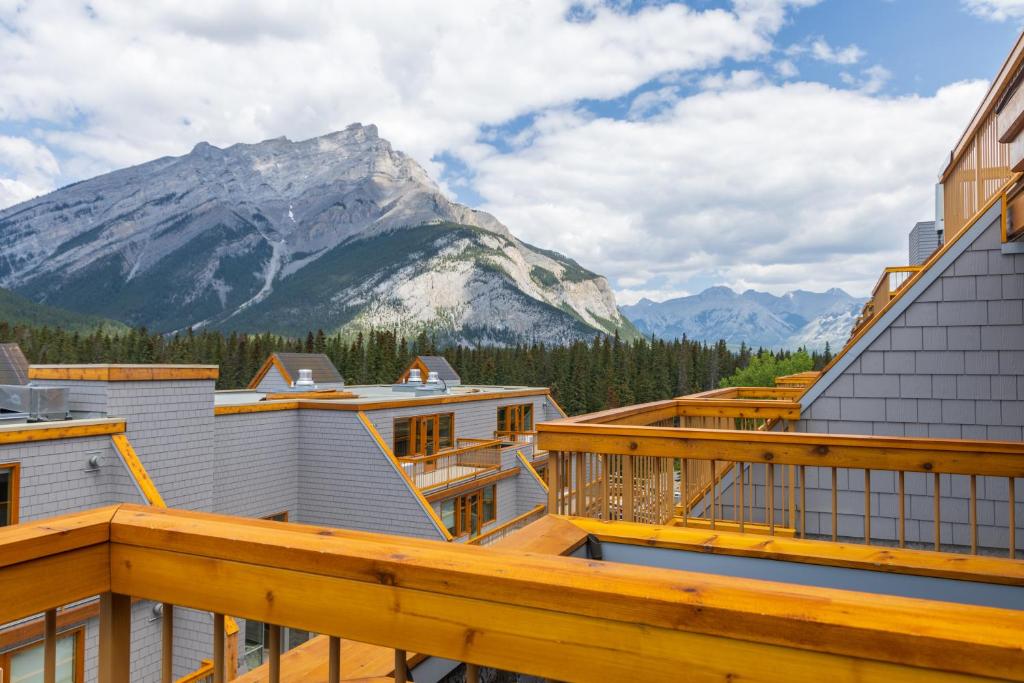 een balkon met uitzicht op een berg bij Hotel Canoe and Suites in Banff
