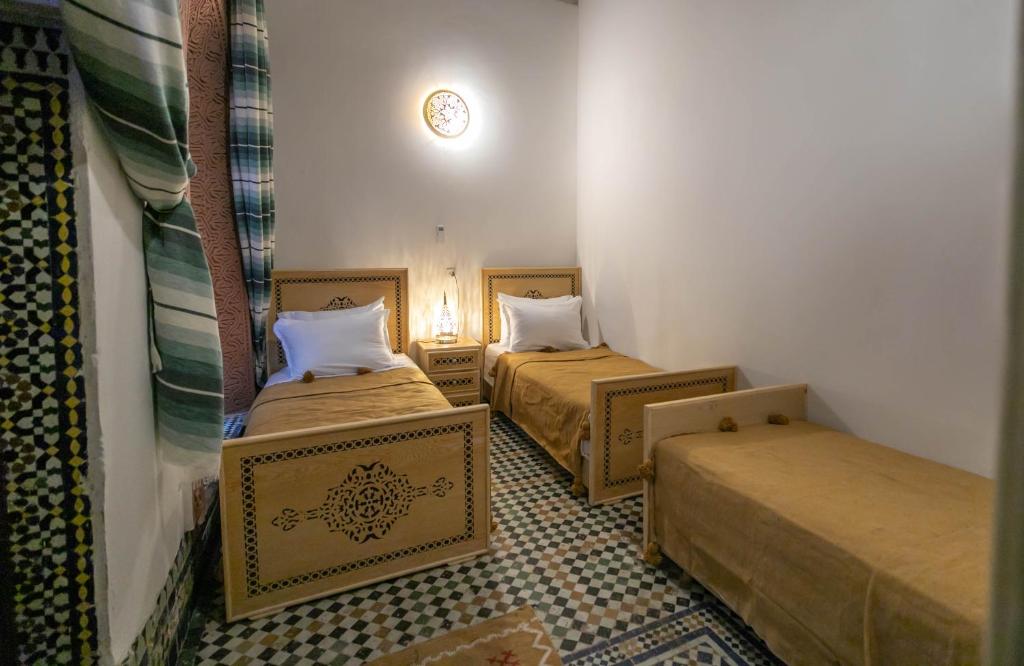 Postel nebo postele na pokoji v ubytování Riad Qamar Fez