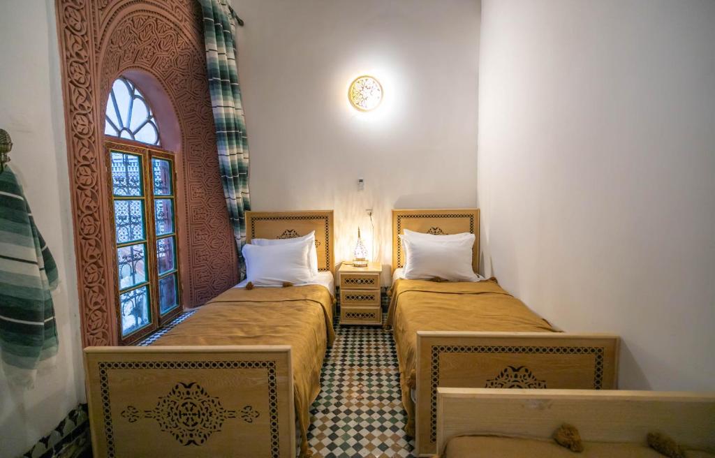 Postel nebo postele na pokoji v ubytování Riad Qamar Fez