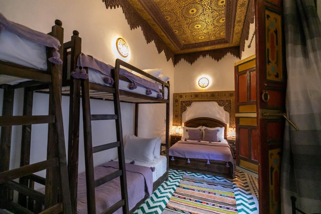 Postel nebo postele na pokoji v ubytování Riad Qamar Fez