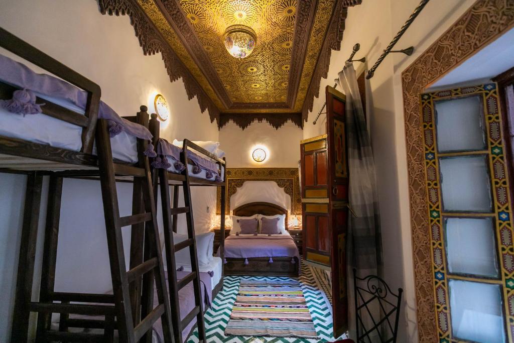 Postel nebo postele na pokoji v ubytování Riad Qamar Fez