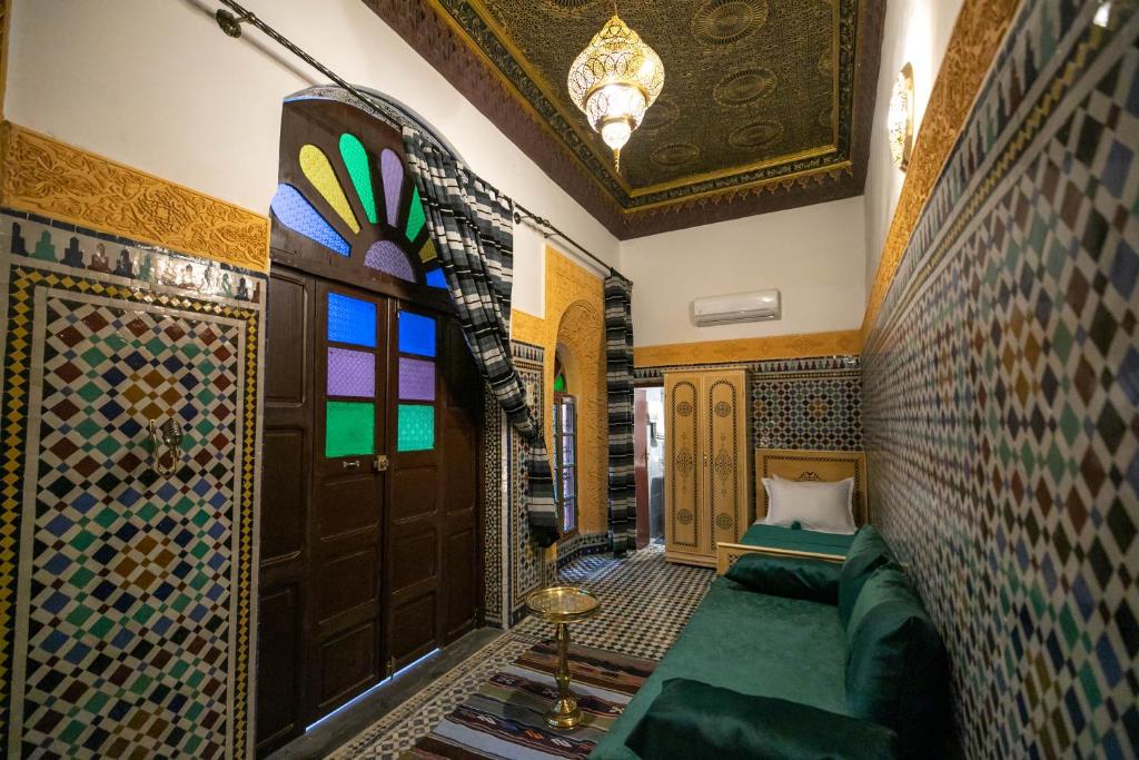 Postel nebo postele na pokoji v ubytování Riad Qamar Fez