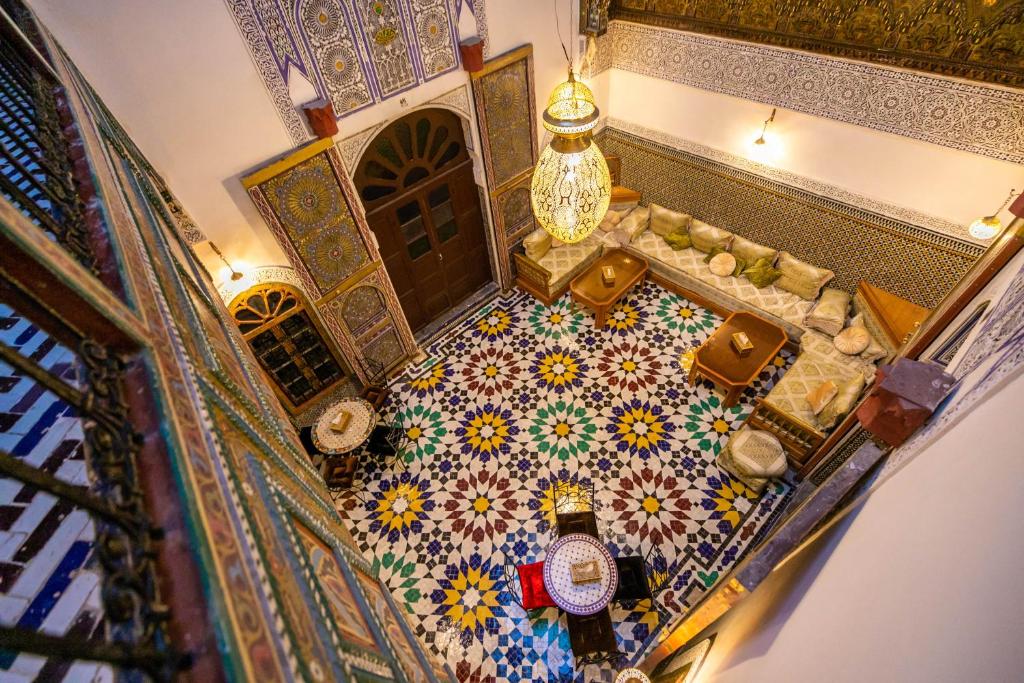 eine Aussicht auf eine Moschee mit Fliesenboden in der Unterkunft Riad Qamar Fez in Fès