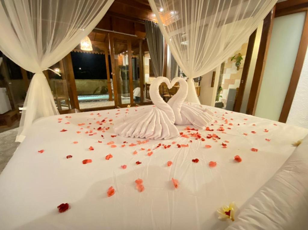 Postel nebo postele na pokoji v ubytování Barong Bali Resort Ubud
