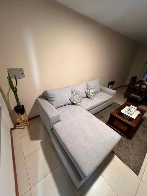 ein Wohnzimmer mit einem Sofa und einem Tisch in der Unterkunft Luis Maria Depto1 in San Martín