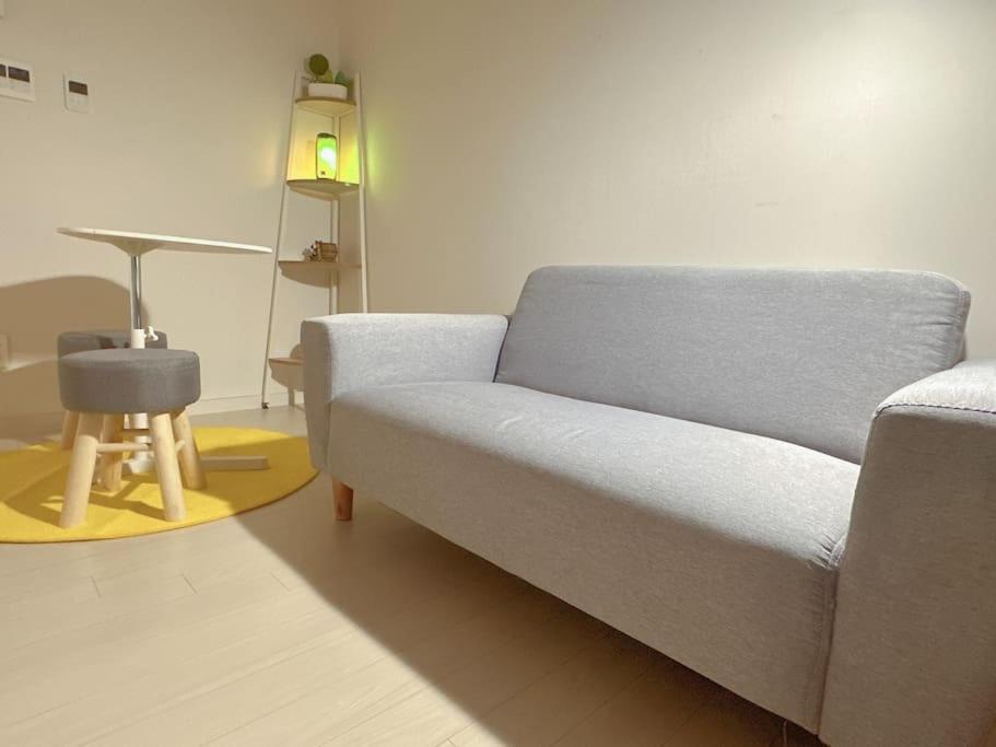 a living room with a couch and a lamp at M studio Sondo Centralpark in Siheung