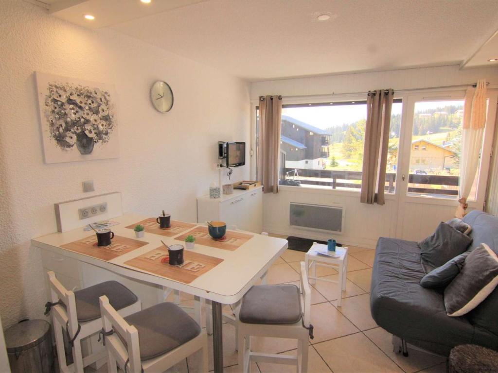 ein Wohnzimmer mit einem Tisch und einem Sofa in der Unterkunft Appartement Les Saisies, 1 pièce, 4 personnes - FR-1-594-318 in Hauteluce