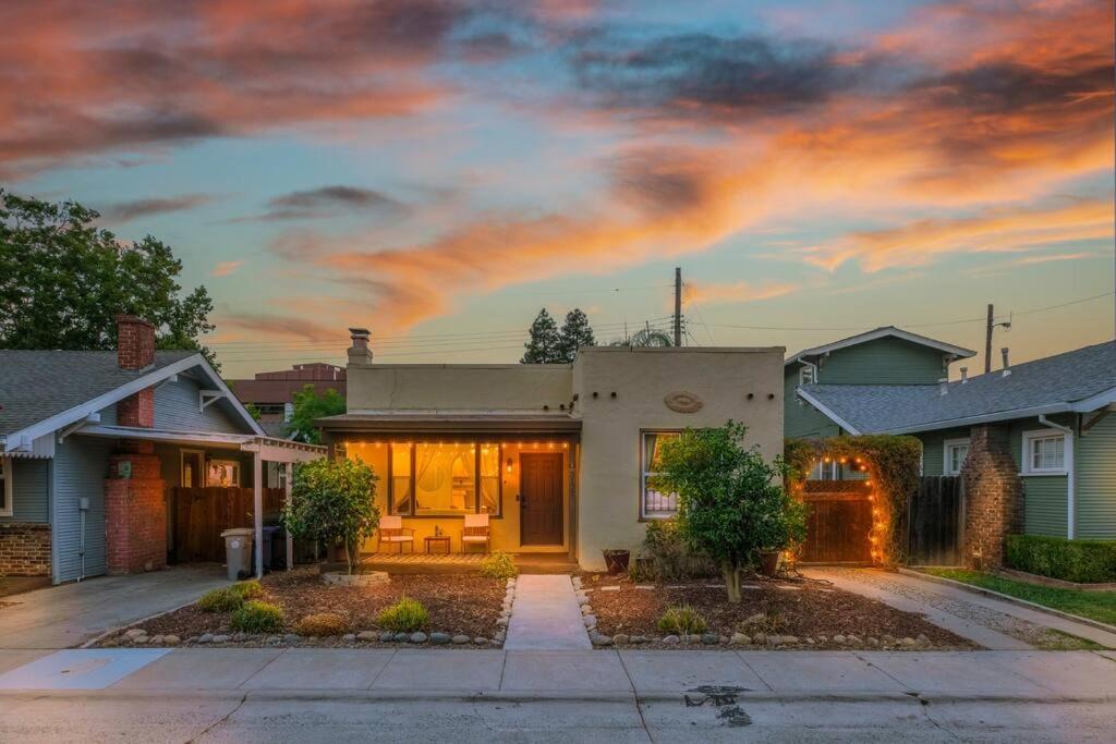 een huis met een zonsondergang op de achtergrond bij Unique Bungalow w/ hot Spa in DT in Sacramento