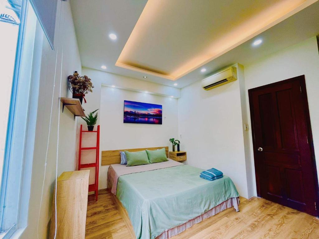 ein kleines Schlafzimmer mit einem Bett und einer Leiter in der Unterkunft Ule Home in Ho-Chi-Minh-Stadt