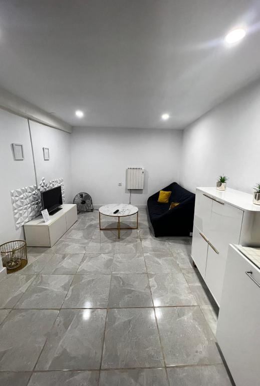 sala de estar con sofá y mesa en Apartamento céntrico económico en Berga P1, en Berga