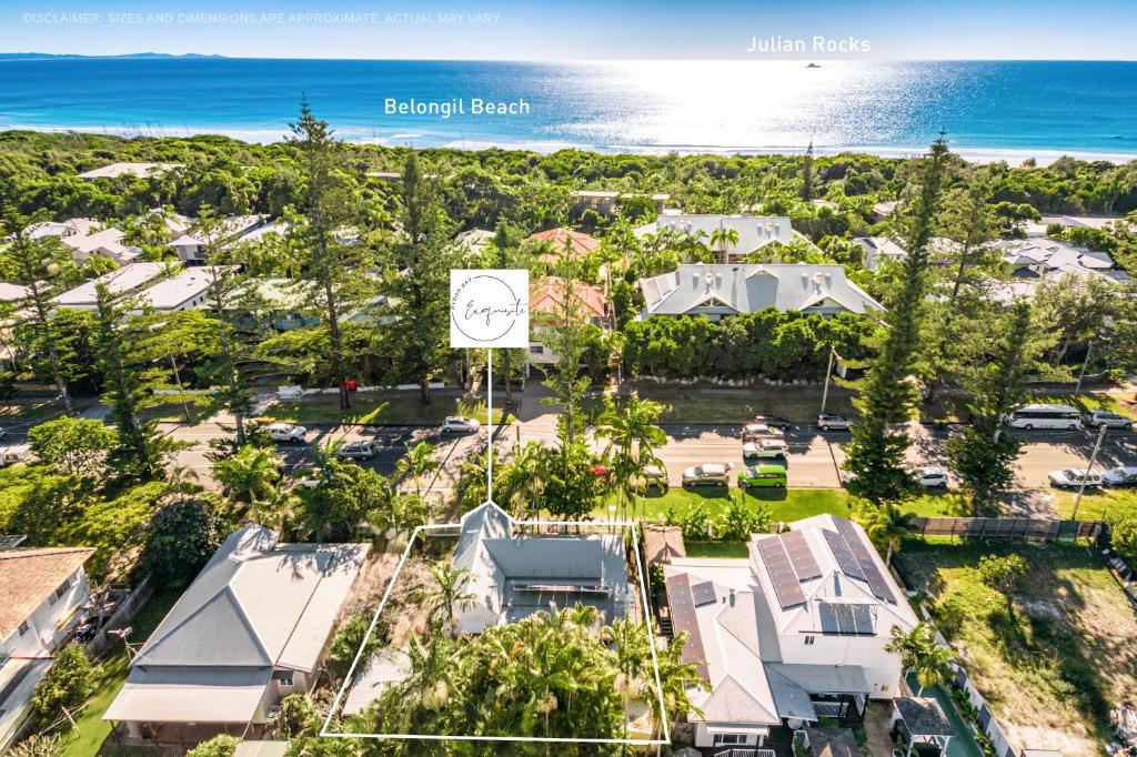 una vista aérea de un complejo con el océano en el fondo en Shirley Beach House, right in heart of Byron Bay, walking distance to town and most famous beaches, Pet Friendly, en Byron Bay