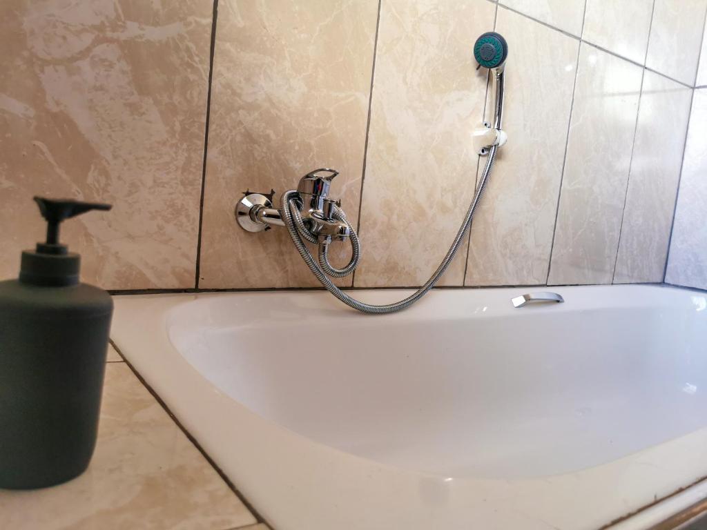 Genesis Guesthouze - Habitación Doble Con Baño Privado