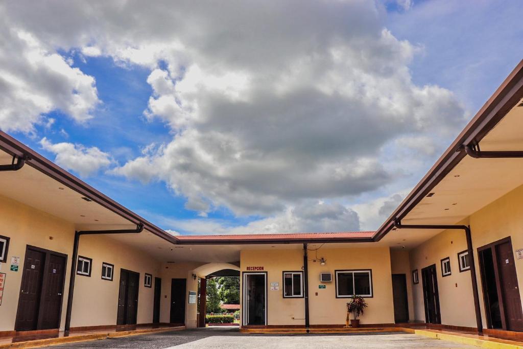 an empty building with a cloudy sky in the background at Hotel Residencial Panamericano in David