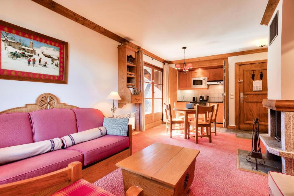 a living room with a purple couch and a table at Résidence Les Arcs Le Village - maeva Home - Appartement pièces - Prestige 204 in Bourg-Saint-Maurice