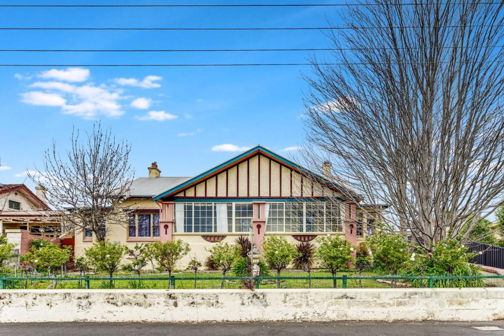 a house with a fence in front of it at Wyatt Guest House in Mount Gambier