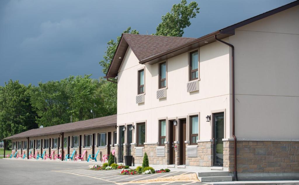 un gran edificio blanco con muchas ventanas en Masterson's Motel, en Napanee