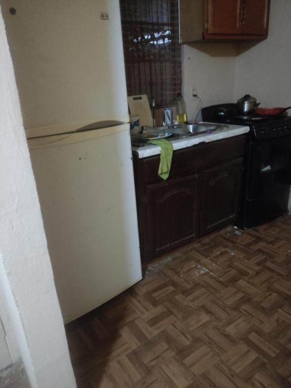 een keuken met een witte koelkast en een wastafel bij Casa verbenas in Hermosillo