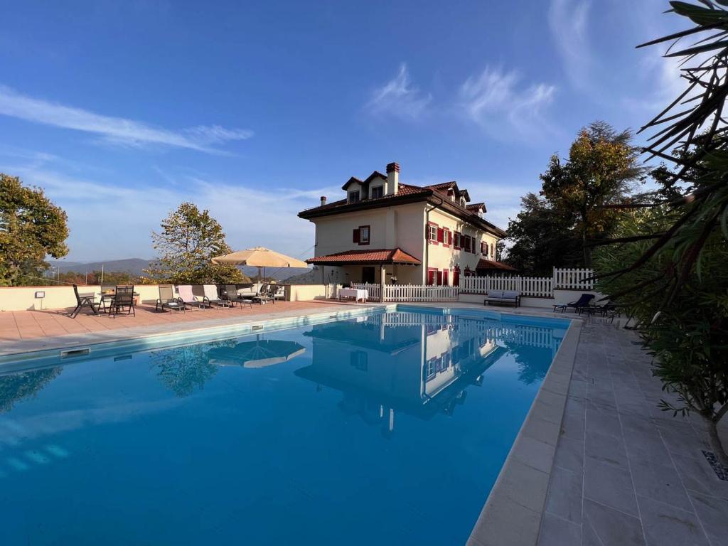 una gran piscina frente a una casa en Large villa for 20 guests on large estate with private pool and tennis court Big conference room with facilities VILLAITALY EU, en Cairo Montenotte