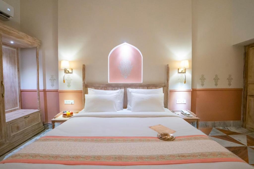 En eller flere senger på et rom på Dev Mahal - A Boutique Heritage Hotel
