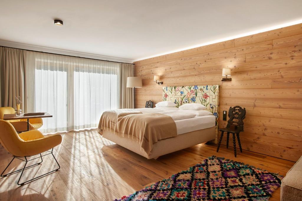 マイヤーホーフェンにあるGut Stiluppe - Good Life Hotelのベッドルーム1室(ベッド1台、テーブル、椅子付)