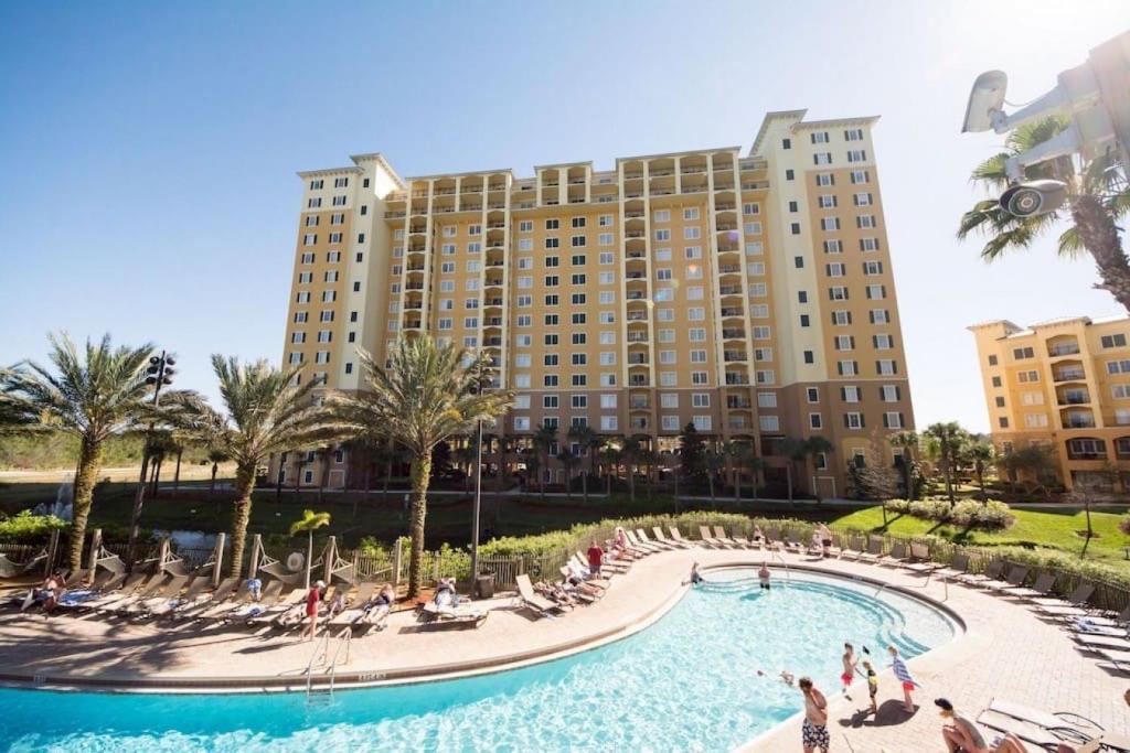 een zwembad voor een groot gebouw bij 3 Bed Resort Condo Min to Disney in Kissimmee