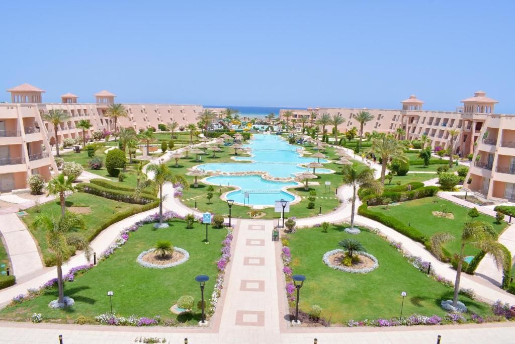 z góry widok na ośrodek z basenem w obiekcie Jasmine Palace Resort w mieście Hurghada