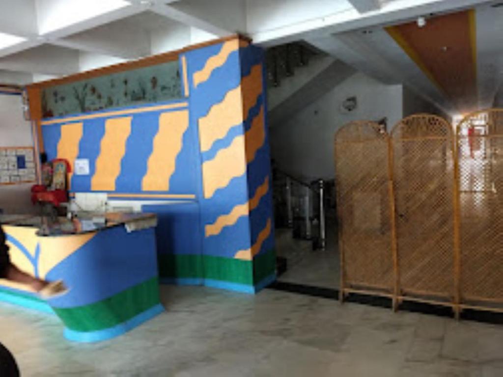 een kamer met een aanrecht en een kamer met houten deuren bij Hotel Shivgopi, Ambikapur in Ambikāpur