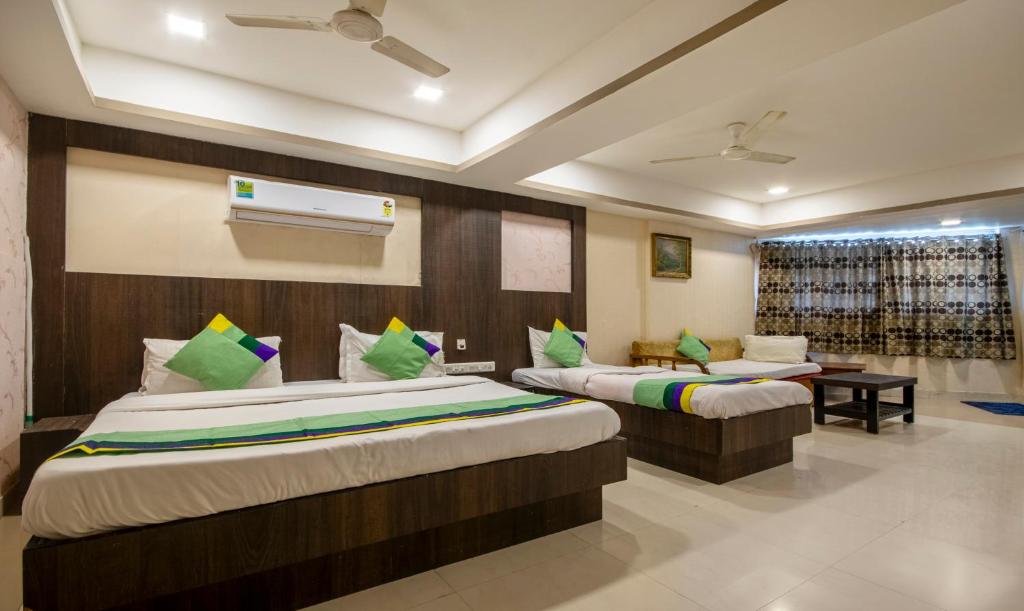 Postel nebo postele na pokoji v ubytování Itsy Hotels Shree Krishna Palace