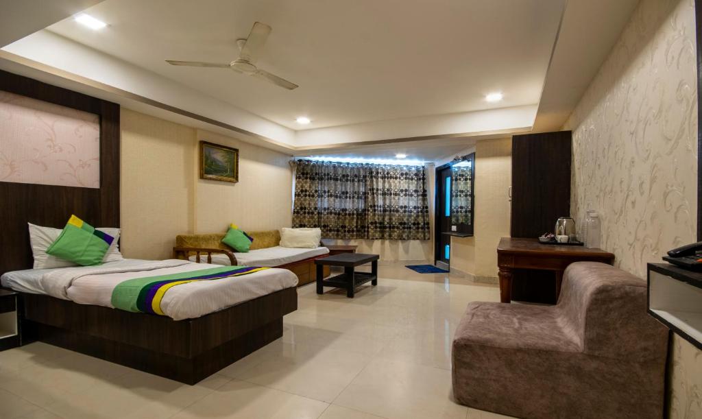 Postel nebo postele na pokoji v ubytování Itsy Hotels Shree Krishna Palace