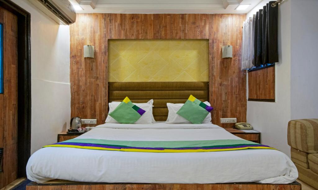 Postel nebo postele na pokoji v ubytování Itsy Hotels Shree Krishna Palace
