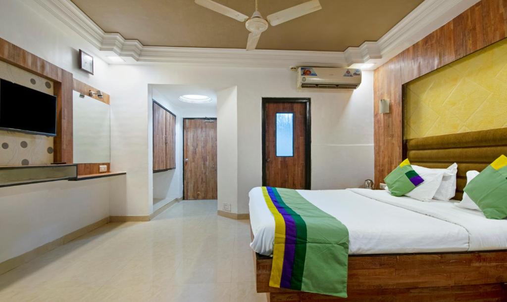 Postel nebo postele na pokoji v ubytování Itsy Hotels Shree Krishna Palace