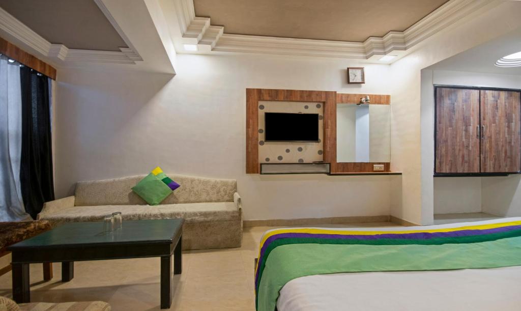 TV a/nebo společenská místnost v ubytování Itsy Hotels Shree Krishna Palace